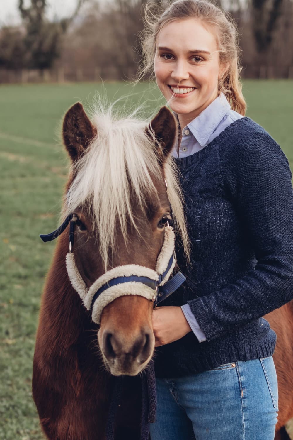 Tierärztin Eva Scheiffarth mit einem Pferde-Patienten